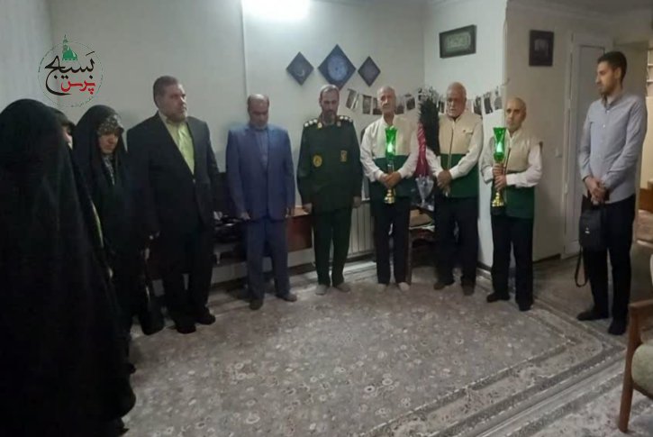 دیدار فرمانده ناحیه قدس با خانواده شهید صادقی